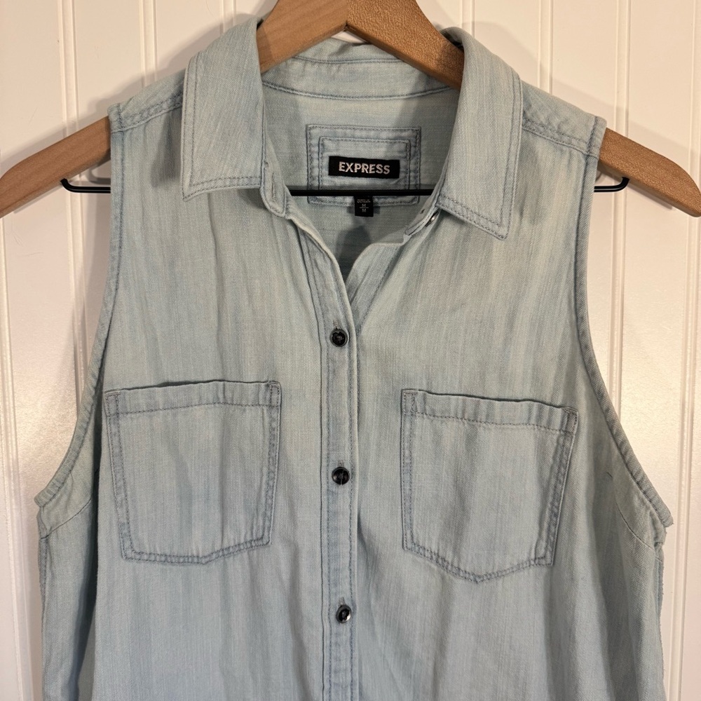 Express Women’s Light Wash Sleeveless Denim Button-Up Top 100% Cotton Medium - Picture 2 of 8